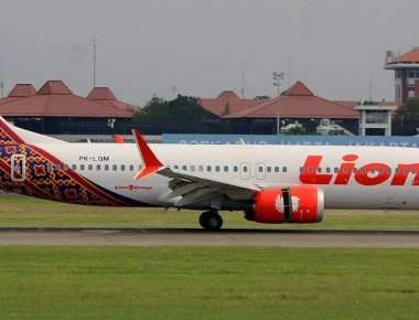 Boeing 737 MAX 8: Αυτό είναι το αεροσκάφος που έστειλε στον θάνατο 189 ανθρώπους – Τί γνωρίζουμε (βίντεο)